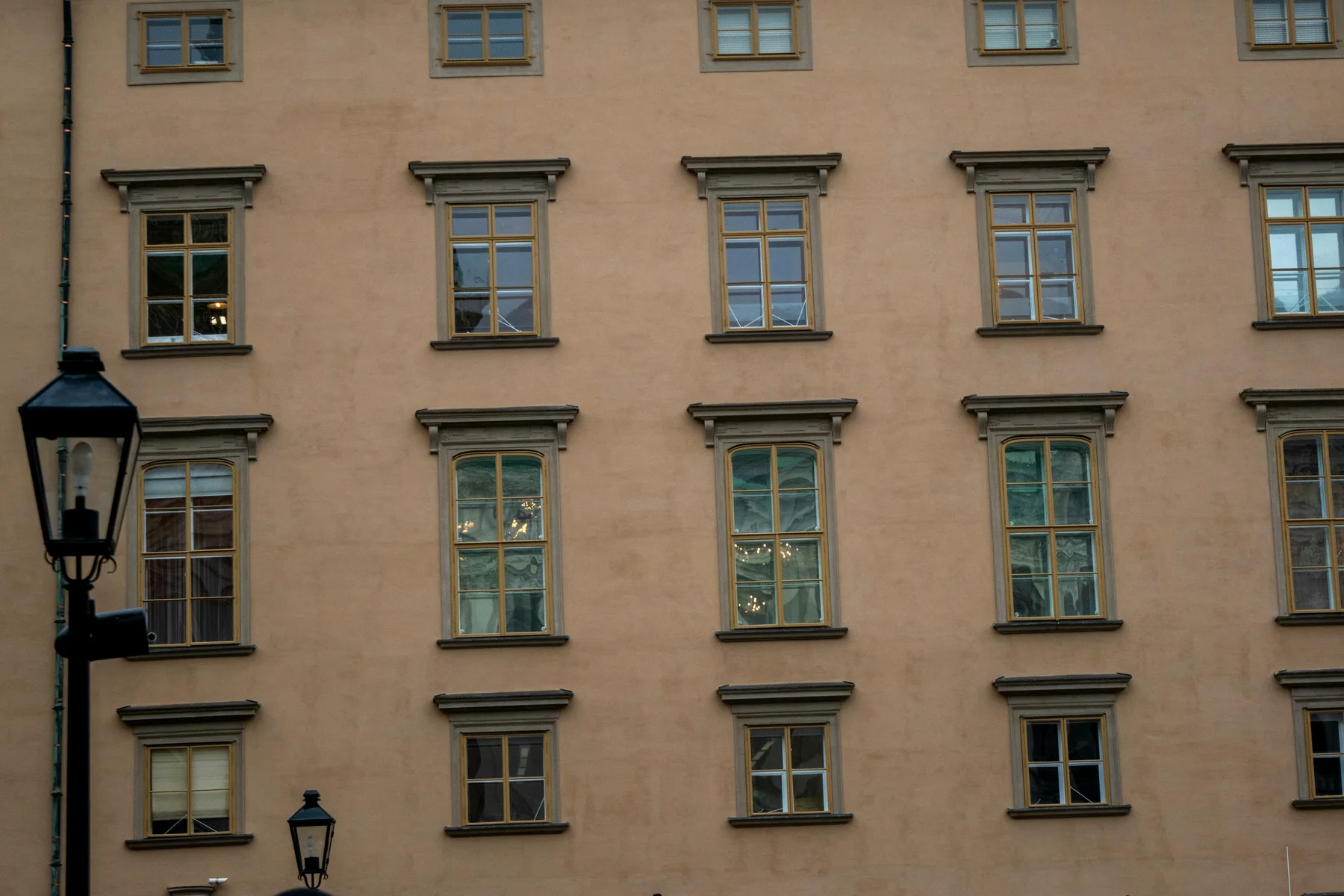 Städtische Wohnhausfassade mit regelmäßig angeordneten Fenstern
